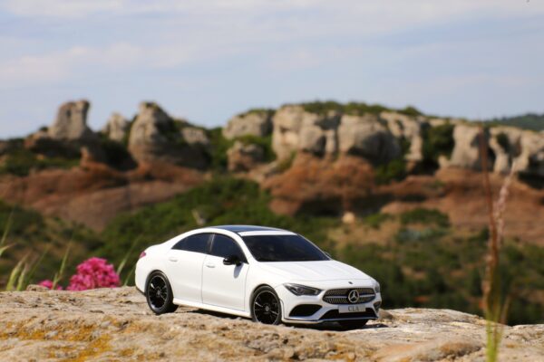 Mercedes CLA amg line 1:18 solido
