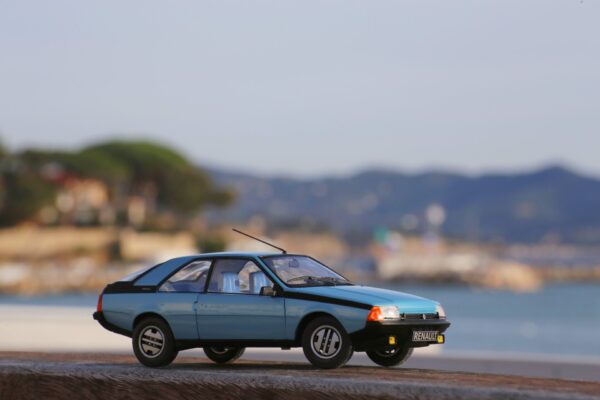 Renault Fuego gtx bleue 1:18 solido