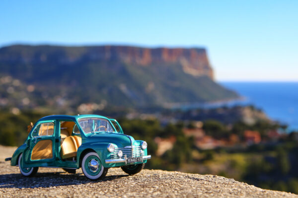 Renault 4cv découvrable vert Ardennes 1:18ème solido vert
